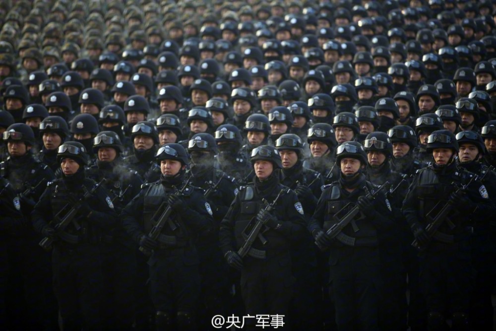 新疆举行反恐维稳誓师大会 数千名官兵参加(4