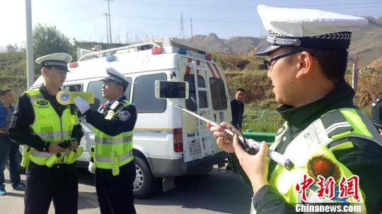 青海交警变“主播”网络直播执法全过程 青海交警变“主播”网络直播执法全过程