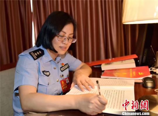 民警胡朝霞:传递“泥土味”的基层声音 民警胡朝霞:传递“泥土味”的基层声音