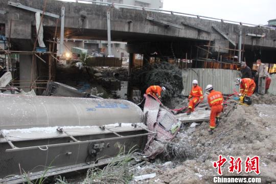 福州一槽罐车失控坠桥扎进淤泥 消防官兵忍恶臭救人 福州一槽罐车失控坠桥扎进淤泥消防官兵忍恶臭救人