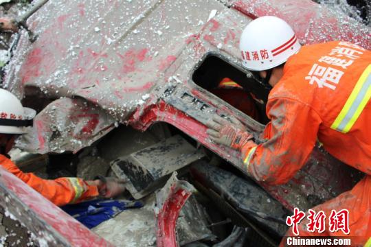 福州一槽罐车失控坠桥扎进淤泥 消防官兵忍恶臭救人