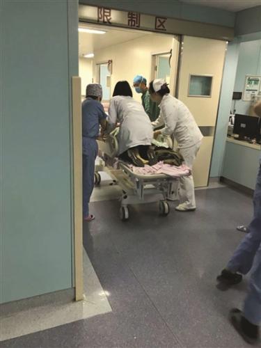 孕妇突发宫缩 生死门前7分钟医生跪床救女婴