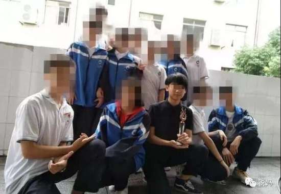 双面少年跳楼自杀 遗书称老师翻学生私人物品