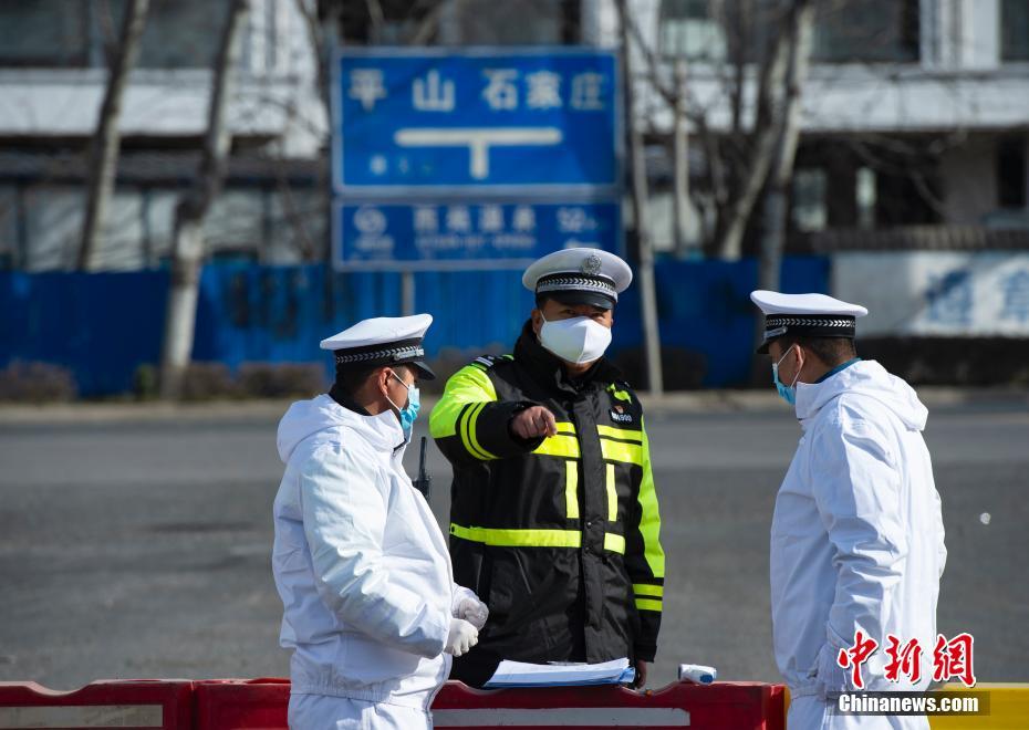 石家庄警察警察节坚守抗疫一线