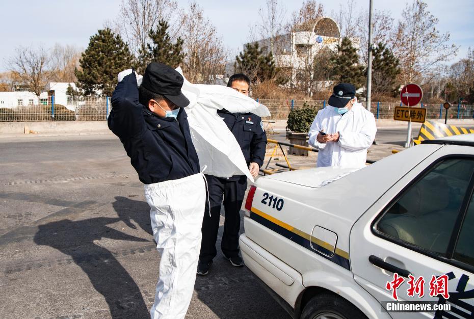 石家庄警察警察节坚守抗疫一线