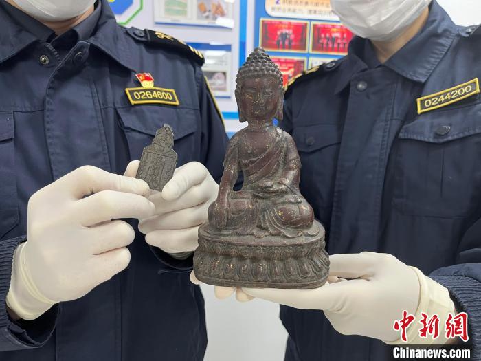 天津海關在出境郵件中查獲兩件清代文物