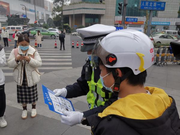 " 成都交警创作漫画提醒电动两轮车驾驶员注意安全