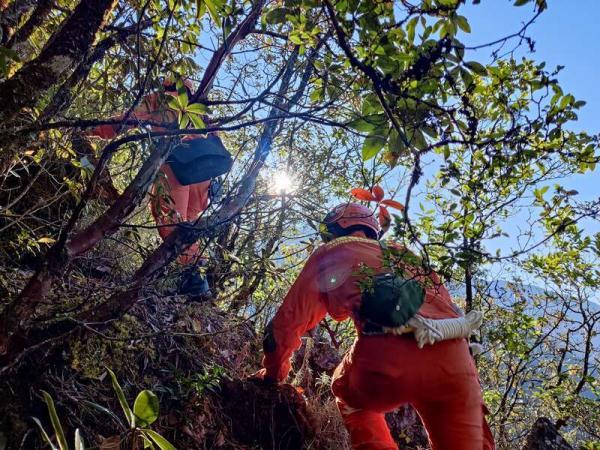 搜救队发现在云南哀牢山失联的4名地质调查员雨衣