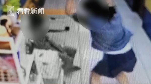 男生在补习班打女生头 遭班主任夫妇摔包掐脖暴力教训