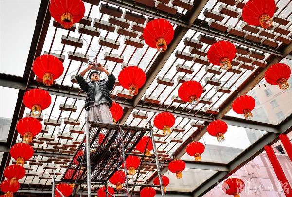 小区悬挂红灯笼营造春节氛围