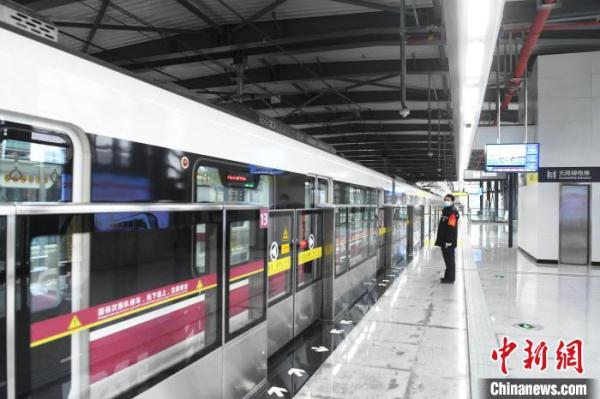 重庆轨道交通9号线一期开通初期运营再现轨道穿楼奇观