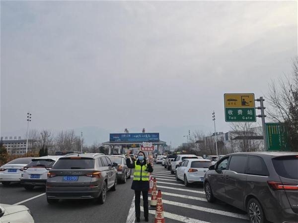 高速公路迎来返程高峰