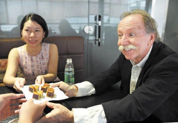 福建外教走红神似爱因斯坦 幽默风趣深受学生