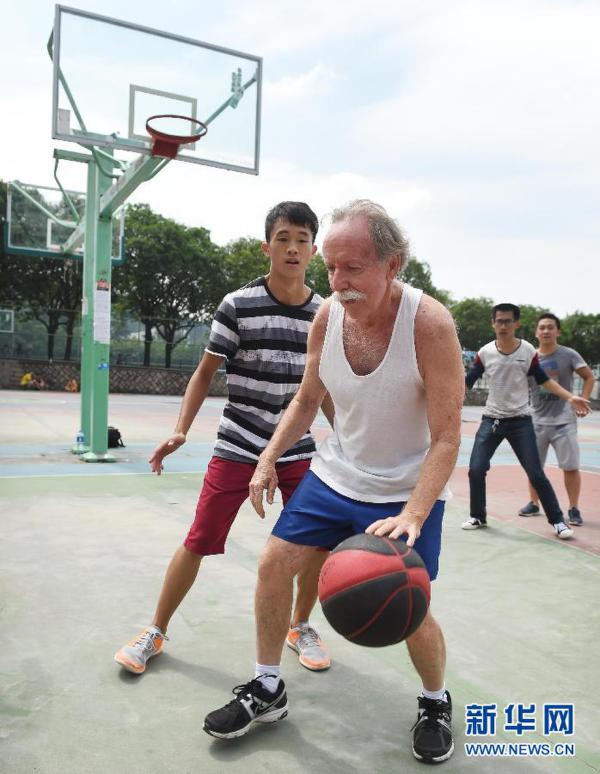 福建外教走红神似爱因斯坦 幽默风趣深受学生