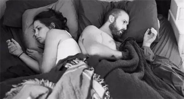  夫妻用手机道晚安  叫现代交流症_法治频道_