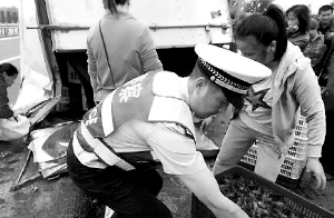 货车侧翻2千公斤小龙虾遭哄抢 民警帮忙手被夹肿