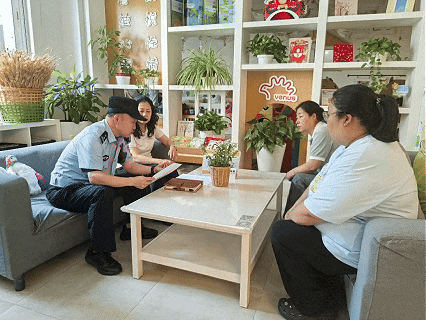 十年 十几本 百万字 这个民警把社区刻在了心里
