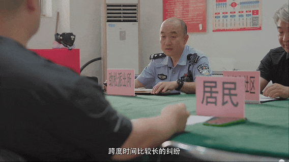 十年 十几本 百万字 这个民警把社区刻在了心里