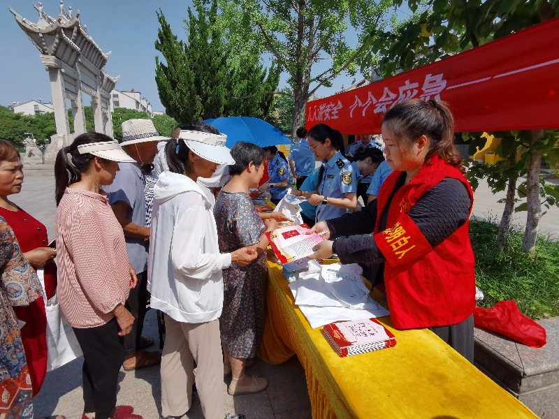 江苏无锡锡山司法局为群众撑起盛夏“法治遮阳伞”