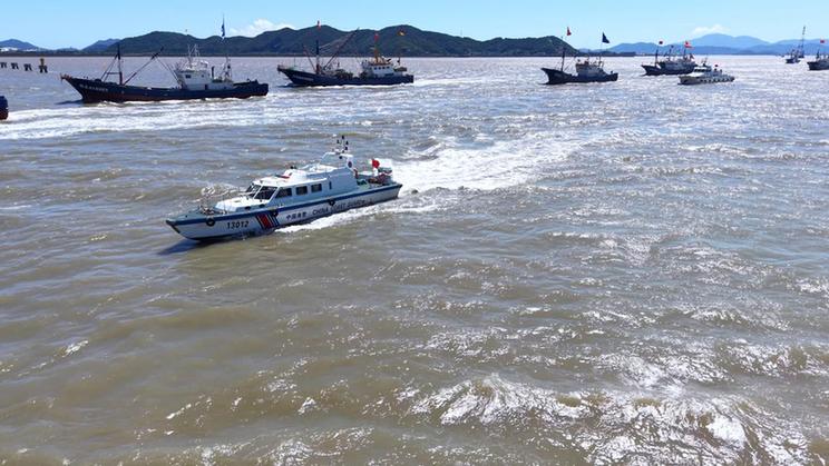 浙江海警局全力护航金秋开渔“第一网”