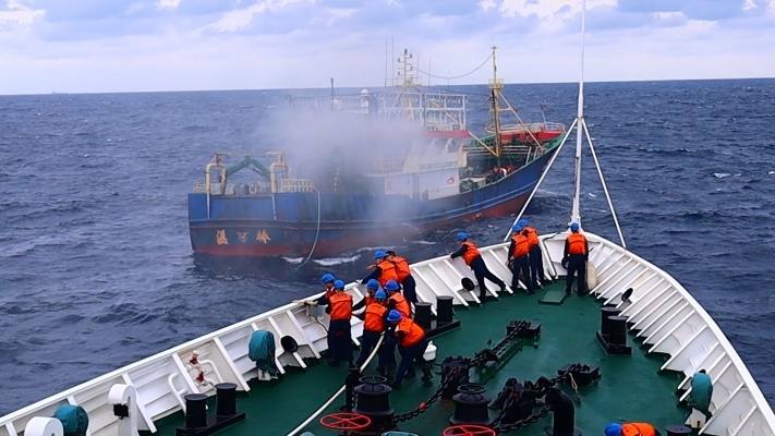 【视频】紧急救援！渔船机舱突发大火，海警火速处置化险为夷