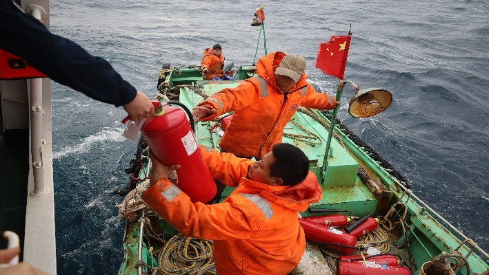 【视频】紧急救援！渔船机舱突发大火，海警火速处置化险为夷