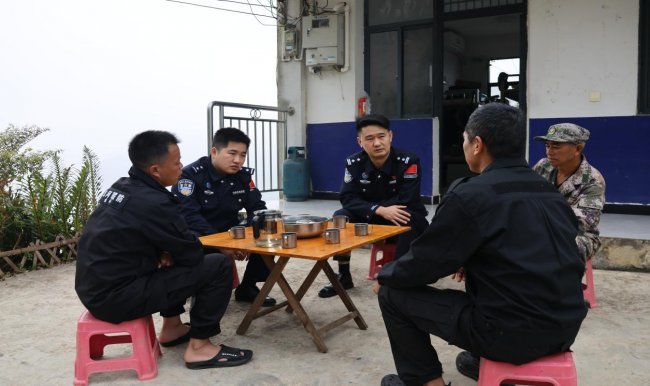 普法深情暖边寨 法治护航守家园——金水河边检站马鞍底分站常态化开展普法宣传活动