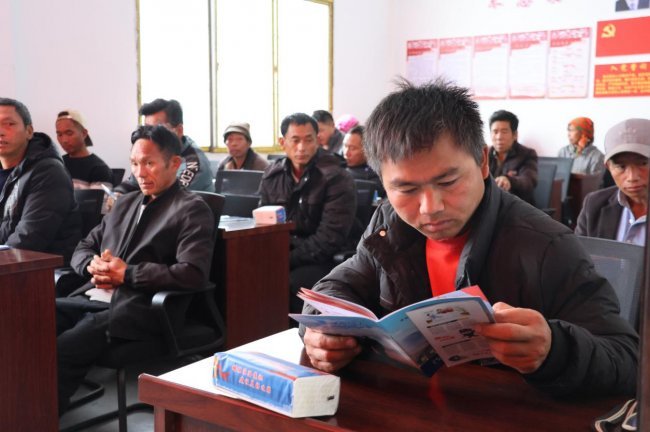 普法深情暖边寨 法治护航守家园——金水河边检站马鞍底分站常态化开展普法宣传活动