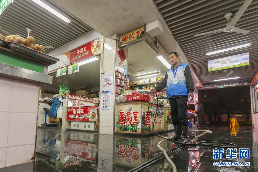 （社会）（1）上海：农贸市场大扫除