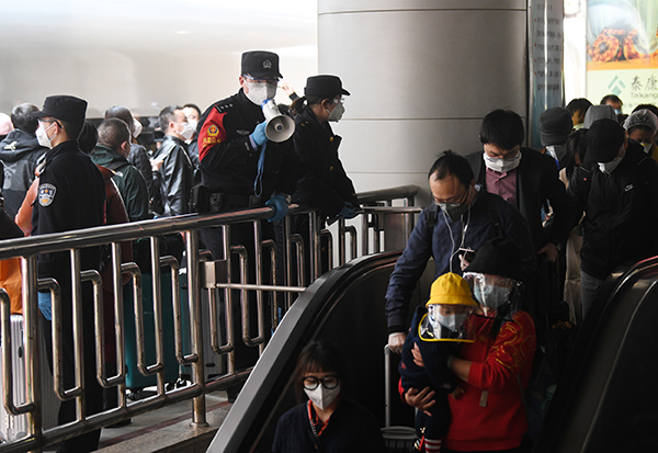 北京铁警抽调专门警力疏导滞汉返京人员有序出站