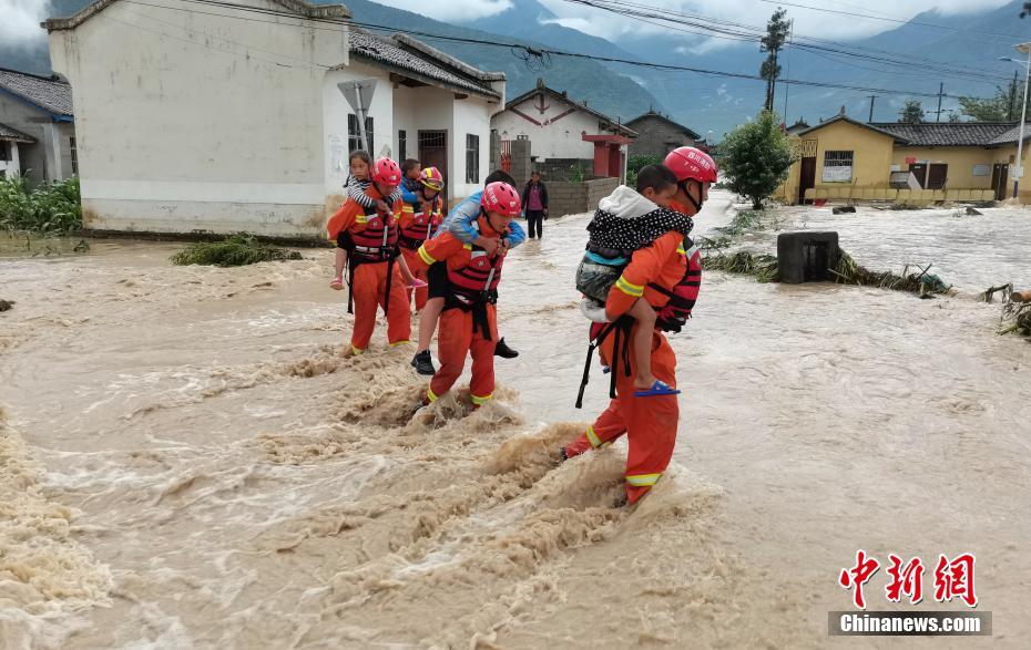 四川冕宁遭遇暴雨袭击紧急转移7000余人