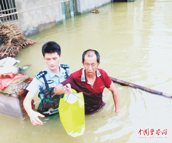 “我水性最好，我先上！”都昌县公安局土塘派出所民警黄华杰洪水中守护群众平安