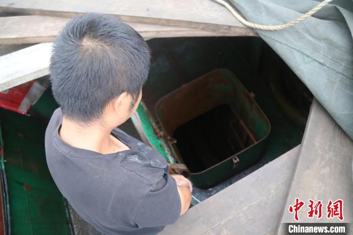嫌疑人指认涉案柴油。　上海海警局供图 摄