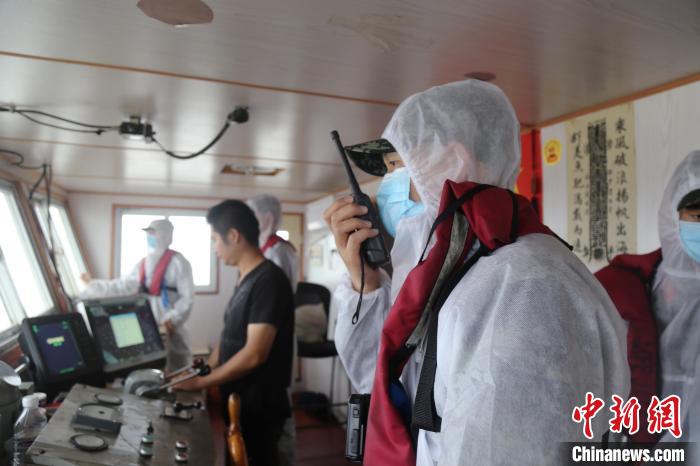 执法人员登临检查驾驶舱。　上海海警局供图 摄