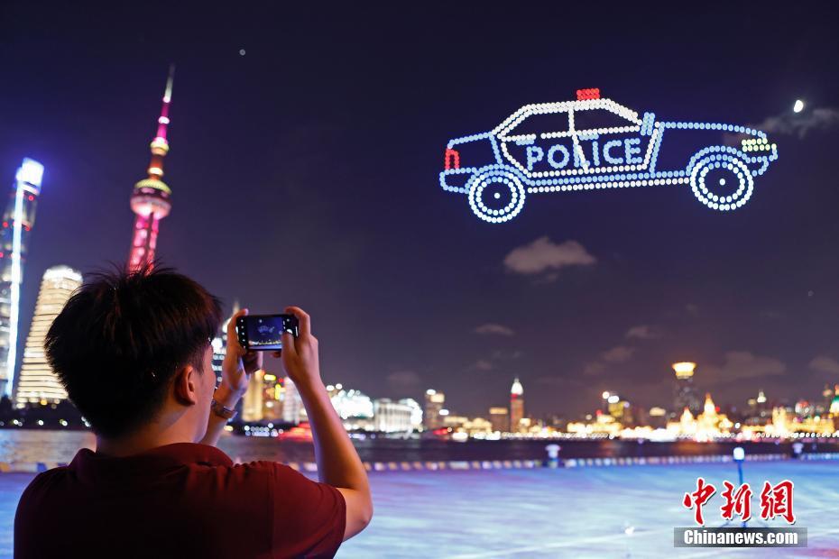 上海警方在北外滩上空开展无人机反诈公益宣传
