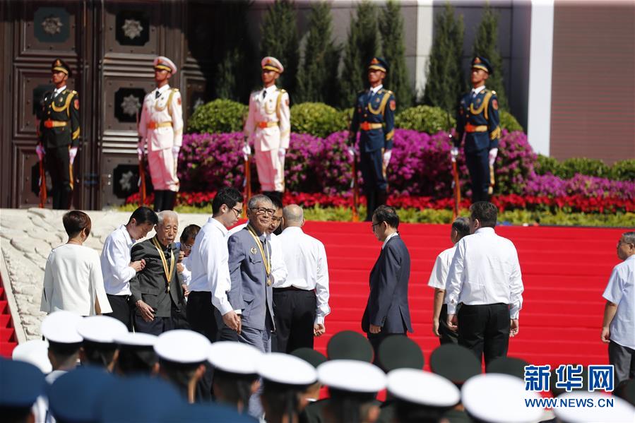 纪念中国人民抗日战争暨世界反法西斯战争胜利75周年向抗战烈士敬献花篮仪式在京举行