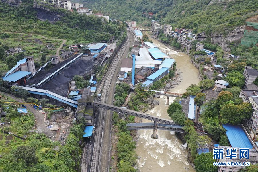 重庆一煤矿发生一氧化碳超限事故 17人被困井下