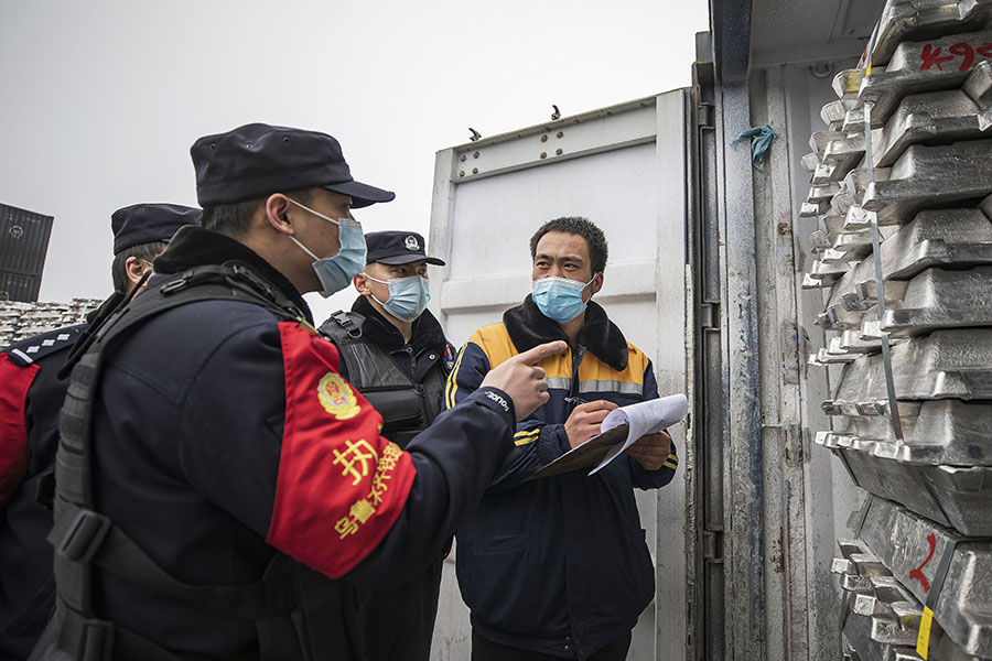新疆铁警护航国家重点物资运输安全