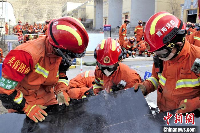 青海消防首次举行水空地应急救援实战演练