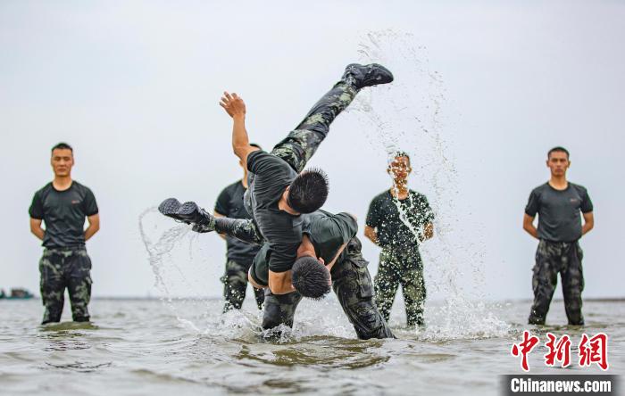 广西防城港武警官兵开展海域强化训练