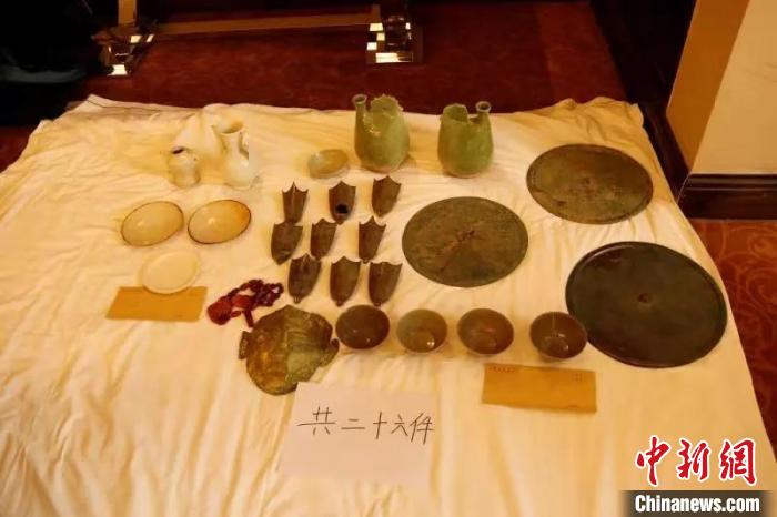 编钟、鎏金面具、瓷器瓶 内蒙古5人倒卖文物落网