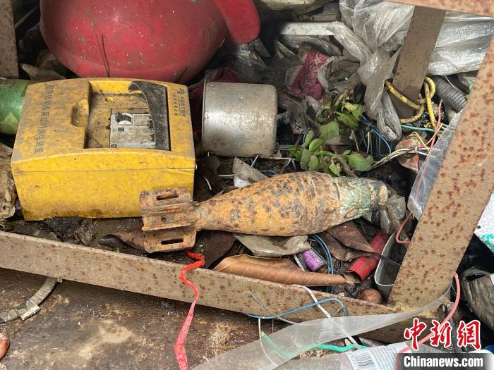 云南德宏：废品站中发现炮弹民警及时处置