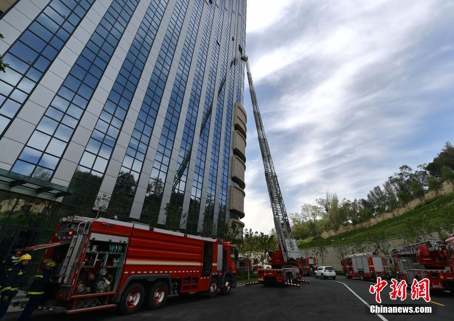 新疆消防开展高层建筑灭火救援综合实战演练