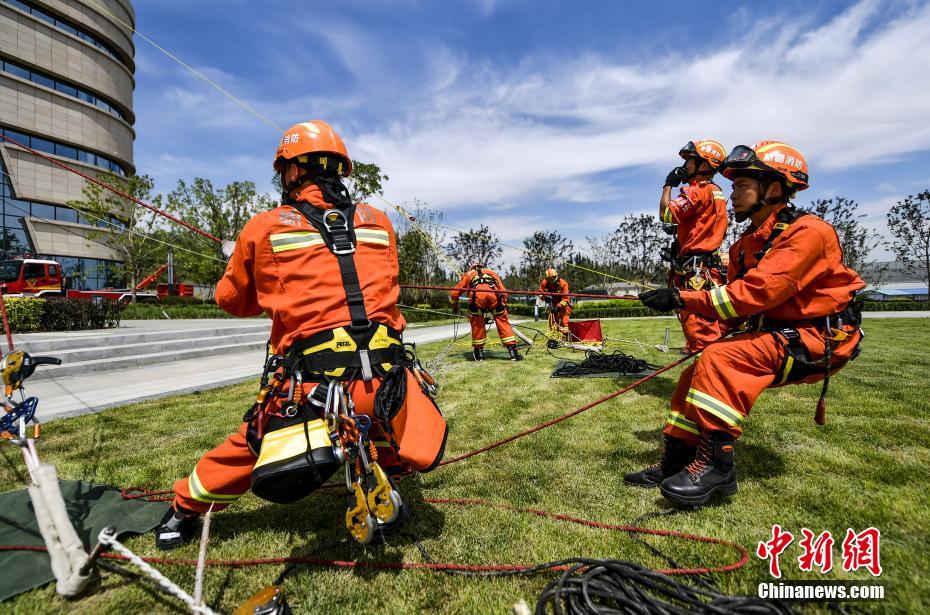新疆消防开展高层建筑灭火救援综合实战演练