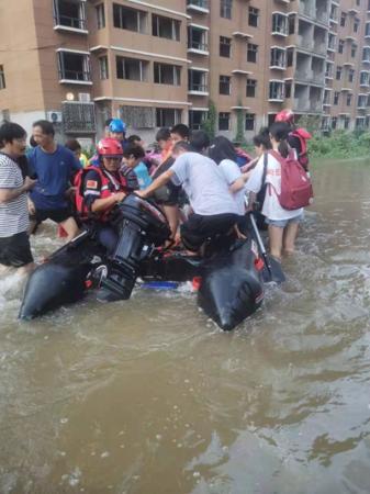 7岁男孩洪水中不幸遇难 救援队员遭受质疑被迫“自救”