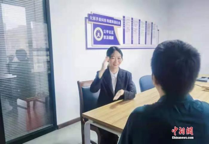 用会说话的手传播正义，她将成为中国首位聋人律师