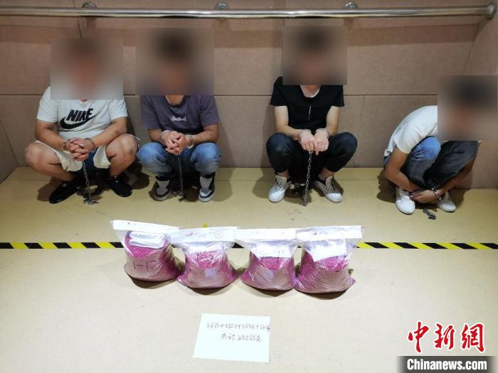 昆明：四男子毒品交易现场被捕 民警缴毒23公斤