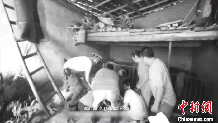 贵州民警跳入化粪池抢救遇险民众 吸入沼气昏迷近20小时