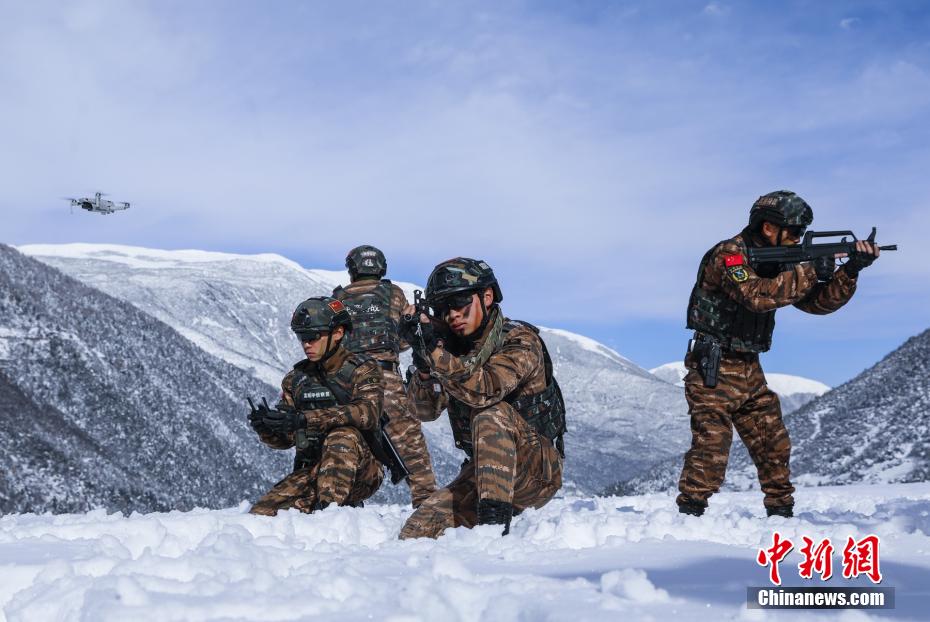 川西雪域高原上武警官兵雪地开展实战化训练