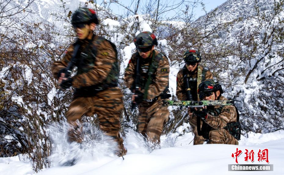 川西雪域高原上武警官兵雪地开展实战化训练